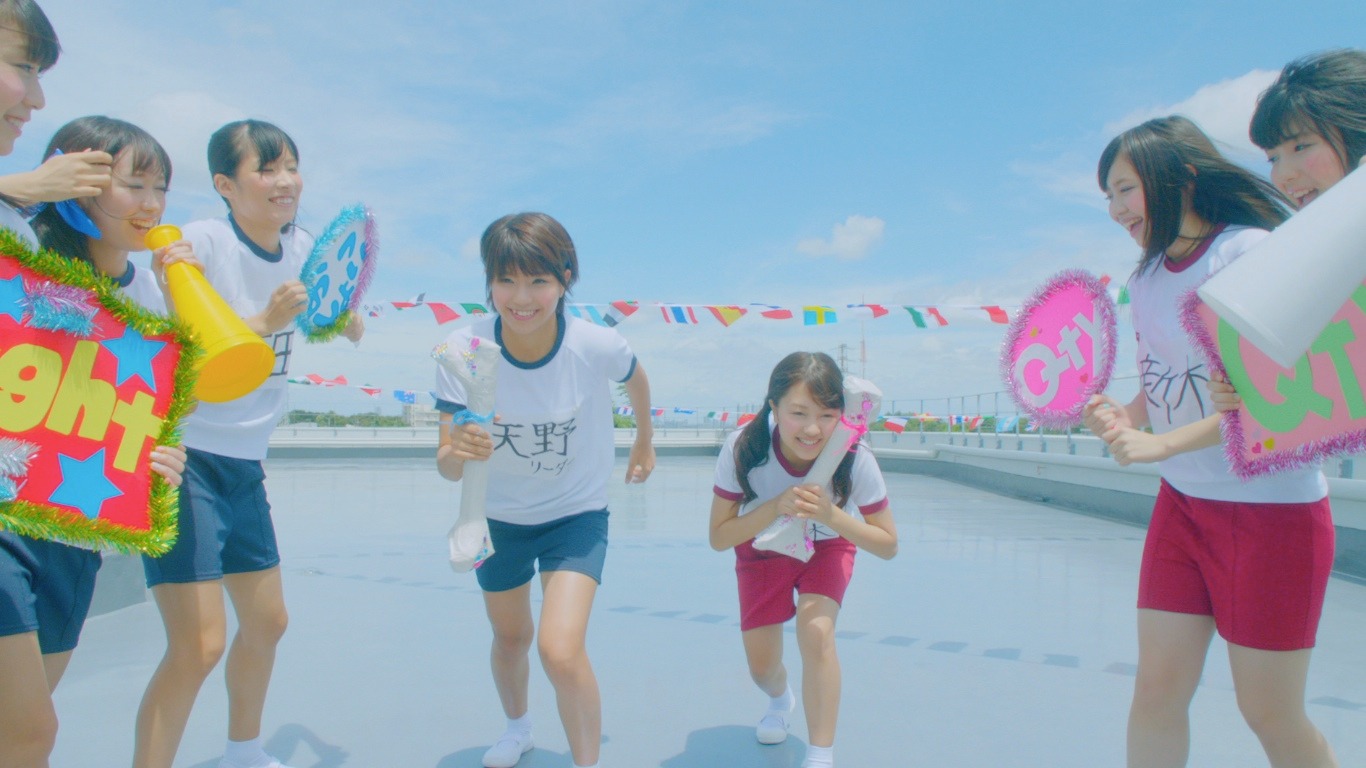 LinQ「ウェッサイ!!ガッサイ!!」PVの1シーン。