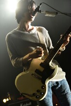 ホリエアツシ（ストレイテナー / G, Vo）。写真は9月7日に東京・TSUTAYA O-EASTで実施された「カオスの百年 Vol.10」1日目の様子。（撮影：橋本塁）