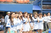 横浜DeNAベイスターズの選手が練習する様子を見守るSHOWROOMドリームチームの面々。