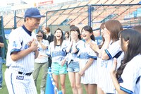 中畑清監督（左端）と談笑するSHOWROOMドリームチームの面々。