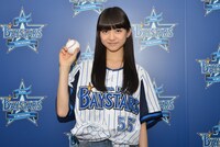 始球式前に意気込む新井投手。