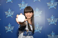 始球式前に意気込む新井投手。