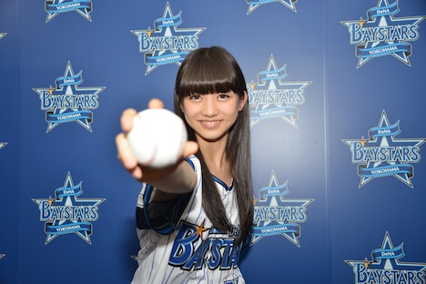 始球式前に意気込む新井投手。