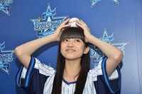 始球式前におどける新井投手。