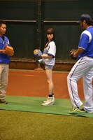 真剣な表情で投球フォームの調整を行う新井投手（中央）。