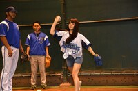 投球に挑戦する藤本結衣（palet）。