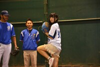 投球に挑戦する根岸愛（PASSPO☆）。