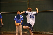 豪快なフォームで投球する青明寺浦正（風男塾）。