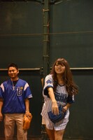 投球に挑戦する諸塚香奈実（THEポッシボー）。