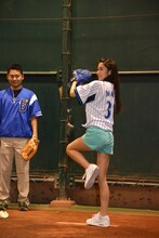 投球に挑戦する古橋舞悠（NEO from アイドリング!!!）