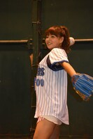 投球に挑戦する野呂佳代。