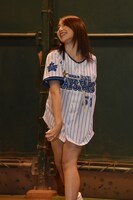 くねくねとしたフォームで投球する吉川友。