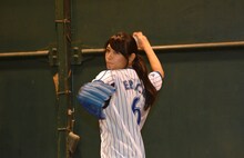 投球に挑戦する外岡えりか（アイドリング!!!）。