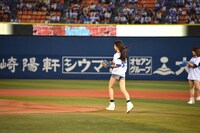 颯爽とマウンドへ向かう新井投手。