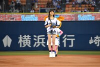 笑顔でマウンドに立つ新井投手。