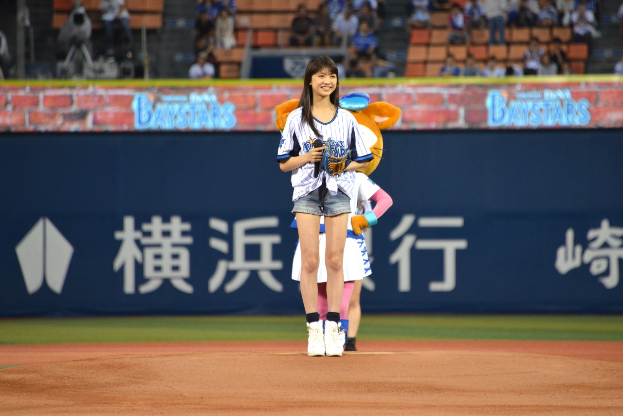 笑顔でマウンドに立つ新井投手。