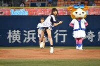 豪快に白球を放った新井投手。