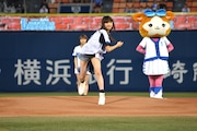 豪快に白球を放った新井投手。