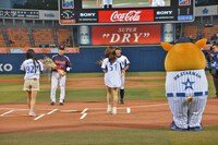 選手に花束を贈呈する根岸選手（左）と吉川選手（右）。