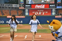 笑顔で退場する根岸選手（左）と吉川選手（右）。