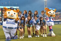 横浜DeNAベイスターズのマスコットDB.スターマン（左端）、DB.キララ（右端）と記念撮影するSHOWROOMドリームチーム。