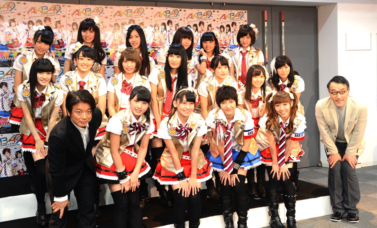「AKB49～恋愛禁止条例～」の出演者と演出家の茅野イサム。
