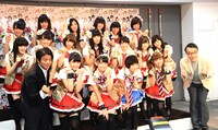 「AKB49～恋愛禁止条例～」の出演者と演出家の茅野イサム。