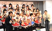 「AKB49~恋愛禁止条例~」の出演者と演出家の茅野イサム。