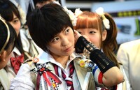 髪の毛の短さを説明する宮澤佐江（SNH48、SKE48）。