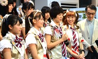 「AKB49～恋愛禁止条例～」囲み取材の様子。
