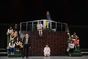 「AKB49~恋愛禁止条例~」ゲネプロの様子。 (c)元麻布ファクトリー・宮島礼史 / 講談社(c)AKS