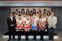 「AKB49～恋愛禁止条例～」の出演者と演出家の茅野イサム。 (c)元麻布ファクトリー・宮島礼史 / 講談社(c)AKS