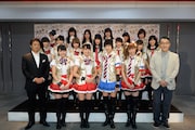 「AKB49~恋愛禁止条例~」の出演者と演出家の茅野イサム。 (c)元麻布ファクトリー・宮島礼史 / 講談社(c)AKS