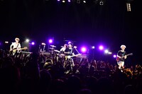 KEYTALK。写真は9月8日に東京・TSUTAYA O-EASTで実施された「カオスの百年 Vol.10」2日目の様子。 （撮影：橋本塁[SOUND SHOOTER]）