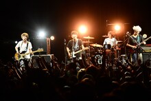 KEYTALK。写真は9月8日に東京・TSUTAYA O-EASTで実施された「カオスの百年 Vol.10」2日目の様子。 （撮影：橋本塁[SOUND SHOOTER]）