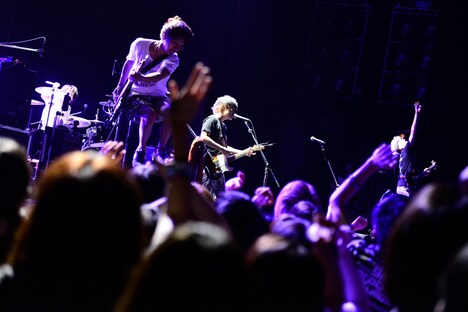 KEYTALK。写真は9月8日に東京・TSUTAYA O-EASTで実施された「カオスの百年 Vol.10」2日目の様子。 （撮影：橋本塁[SOUND SHOOTER]）