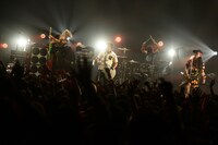 TOTALFAT。写真は9月8日に東京・TSUTAYA O-EASTで実施された「カオスの百年 Vol.10」2日目の様子。 （撮影：橋本塁[SOUND SHOOTER]）