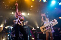 オープニングアクトを務めたBitter & Sweet。