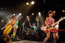 Gacharic Spinによるライブの様子。