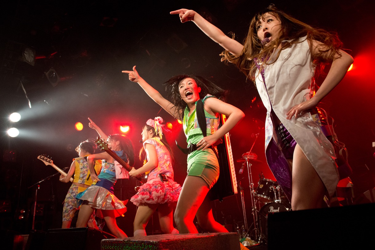 Gacharic Spinによるライブの様子。