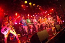 Gacharic Spinとアップアップガールズ（仮）による「WINNER」コラボの様子。