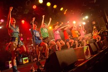 Gacharic Spinとアップアップガールズ（仮）による「WINNER」コラボの様子。