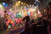 Gacharic Spinとアップアップガールズ（仮）による「WINNER」コラボの様子。