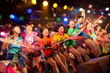 Gacharic Spinとアップアップガールズ（仮）による「WINNER」コラボの様子。