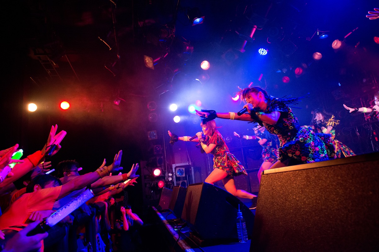 アップアップガールズ（仮）によるライブの様子。