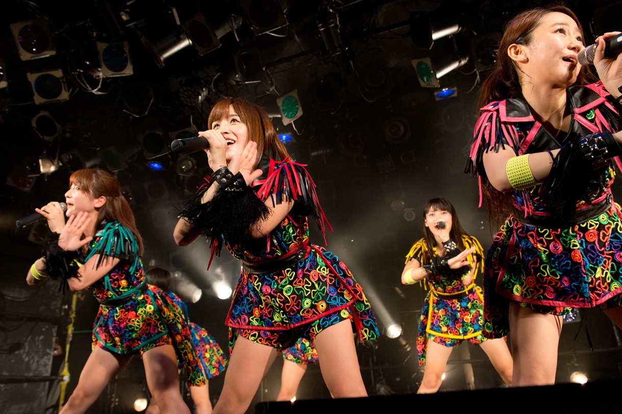 アップアップガールズ（仮）によるライブの様子。