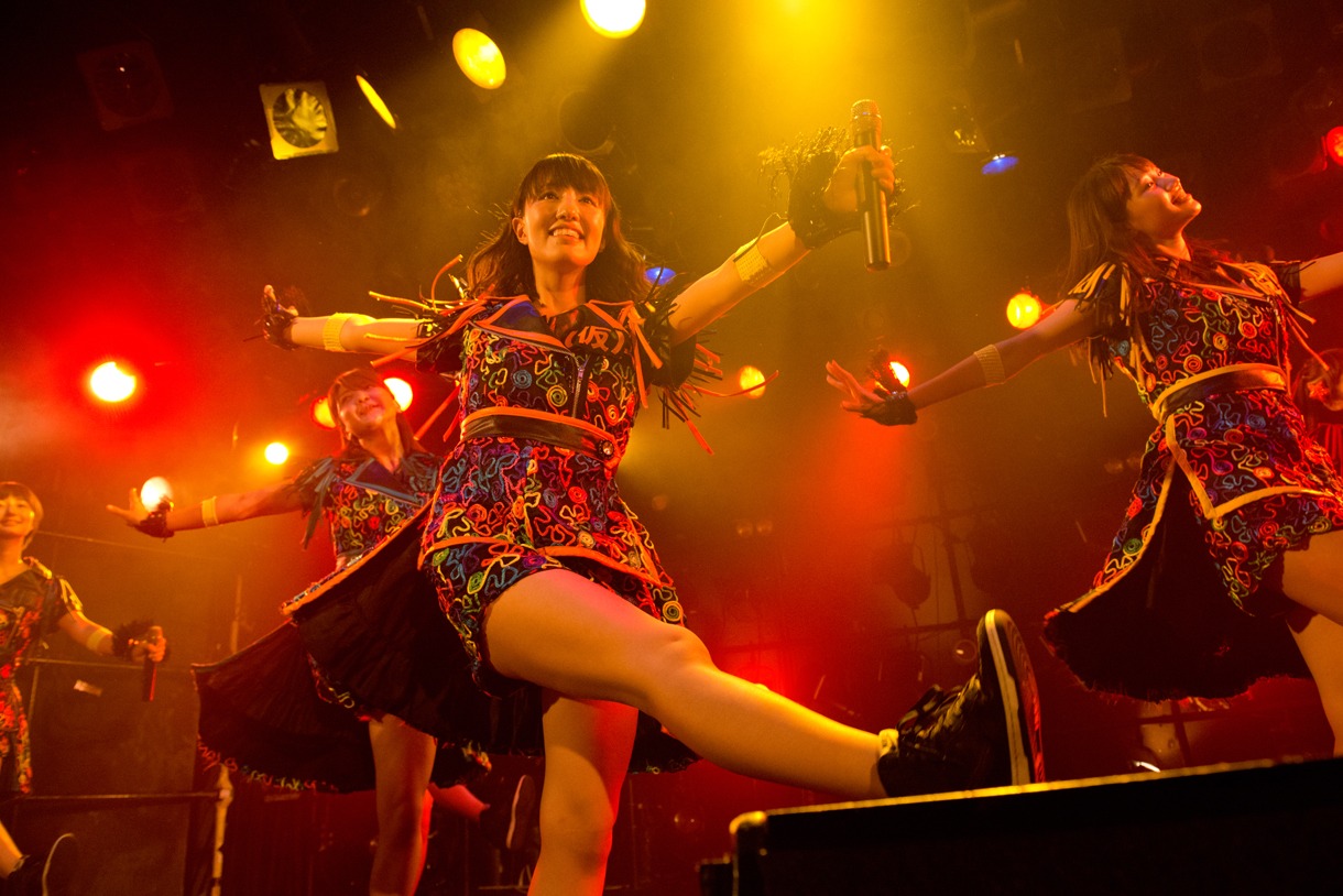 アップアップガールズ（仮）によるライブの様子。