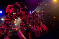 アップアップガールズ（仮）によるライブの様子。