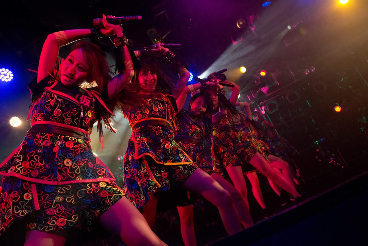 アップアップガールズ（仮）によるライブの様子。