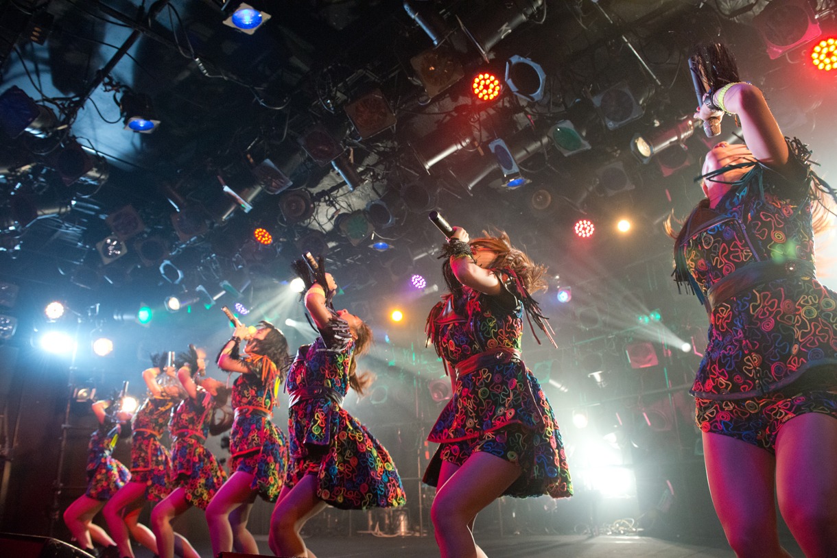 アップアップガールズ（仮）によるライブの様子。